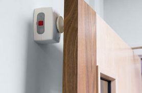 Agrippa door holder - white holder positionned on fire door