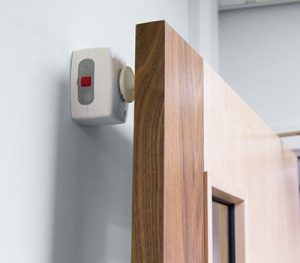 Agrippa door holder - white holder positionned on fire door